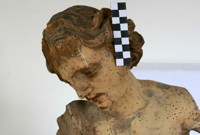 Detail der Holzergänzung und Retusche